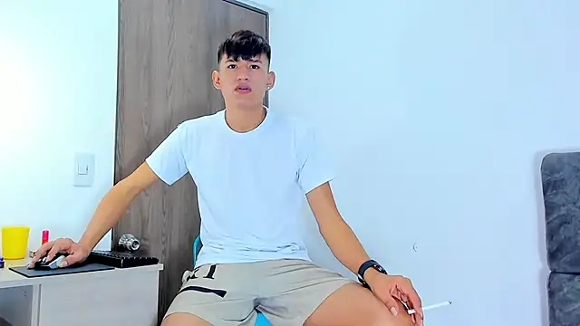 Snapshot of Nicolas_Torres_ chatting on 11-05-25, 07:30 Nicolas Torres online show from 11-05-25, 07:30