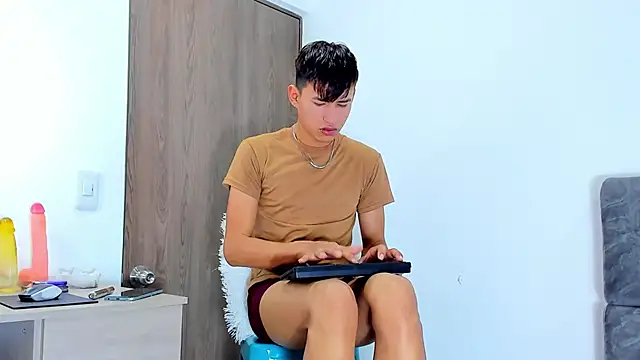 Snapshot of Nicolas_Torres_ chatting on 11-12-25, 04:24 Nicolas Torres online show from 11-12-25, 04:24