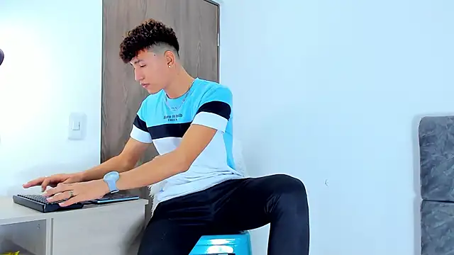 Snapshot of Nicolas_Torres_ chatting on 11-19-25, 04:01 Nicolas Torres online show from 11-19-25, 04:01