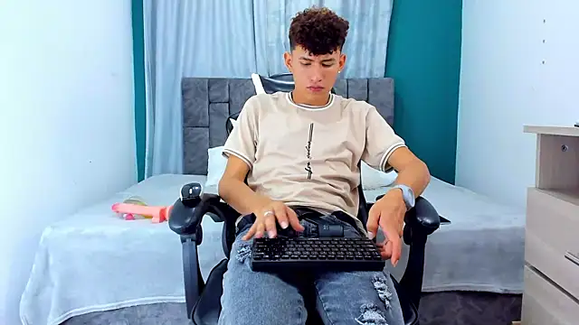 Snapshot of Nicolas_Torres_ chatting on 11-20-25, 04:34 Nicolas Torres online show from 11-20-25, 04:34