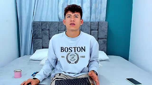 Snapshot of Nicolas_Torres_ chatting on 12-02-25, 07:25 Nicolas Torres online show from 12-02-25, 07:25