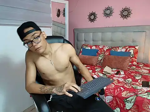 Snapshot of aron_big_big chatting on 10-23-25, 07:23 aron big big online show from 10-23-25, 07:23