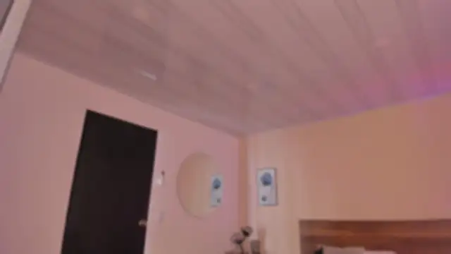 Snapshot of YariRose chatting on 12-17-25, 02:12 YariRose online show from 12-17-25, 02:12