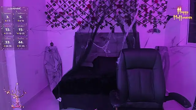 Snapshot of Karly_Closson chatting on 10-31-25, 04:24 Karly Closson online show from 10-31-25, 04:24