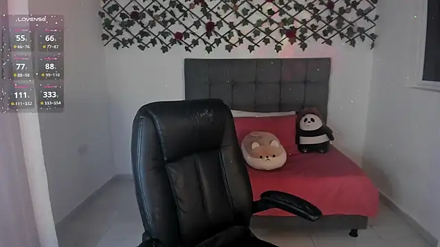 Snapshot of Karly_Closson chatting on 11-23-25, 04:23 Karly Closson online show from 11-23-25, 04:23