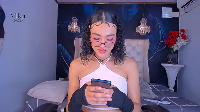 Snapshot of Mika__velvet chatting on 02-19-26, 08:27 Mika velvet online show from 02-19-26, 08:27