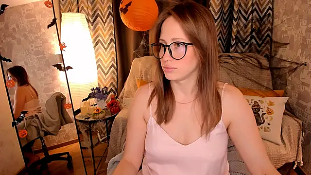 Snapshot of _SilverMoon_ chatting on 10-28-25, 08:07  SilverMoon  online show from 10-28-25, 08:07