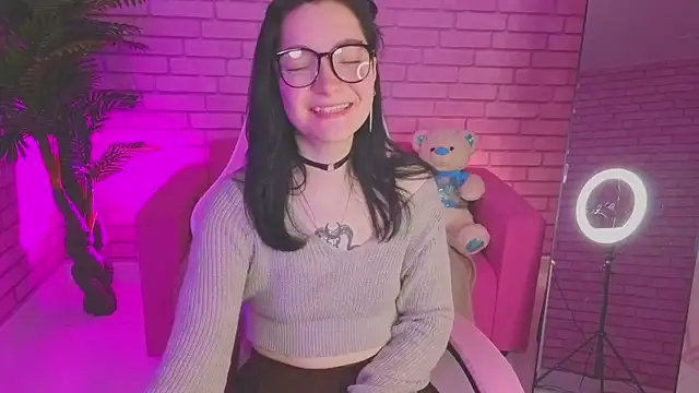 Snapshot of Linda_Sweetiest chatting on 11-21-25, 01:48 Linda Sweetiest online show from 11-21-25, 01:48