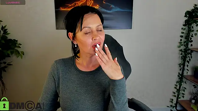 Sara Devills online show from 04-01-26, 01:41