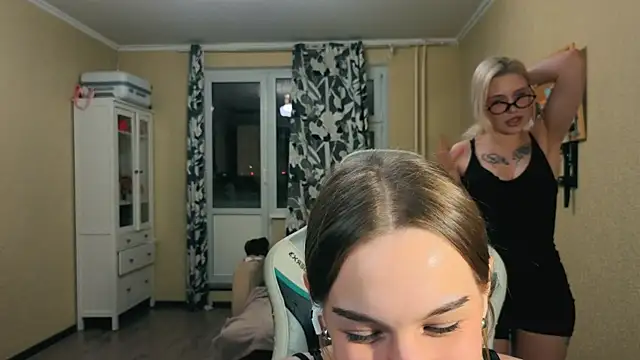 Snapshot of girls_n_roses chatting on 10-29-25, 04:09 girls n roses online show from 10-29-25, 04:09