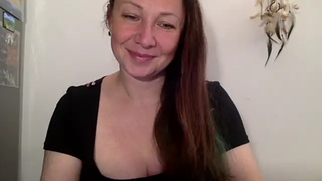 Snapshot of LucyTop chatting on 10-22-25, 02:17 LucyTop online show from 10-22-25, 02:17