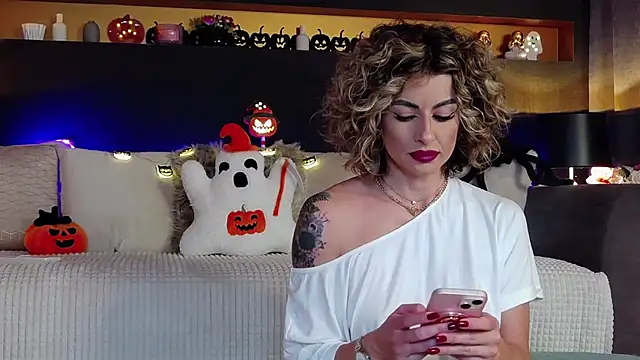 Snapshot of AnayseMaze chatting on 10-26-25, 05:08 AnayseMaze online show from 10-26-25, 05:08