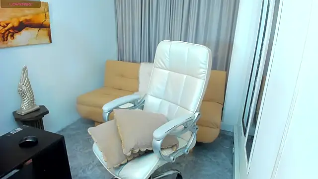 Claire Aristizabal  online show from 10-23-25, 07:45