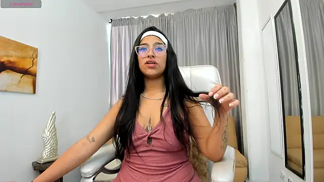 Claire Aristizabal  online show from 10-29-25, 07:37