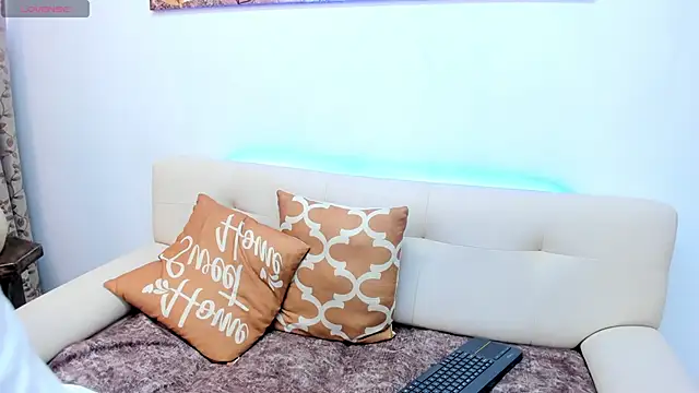 Claire Aristizabal  online show from 11-06-25, 08:10