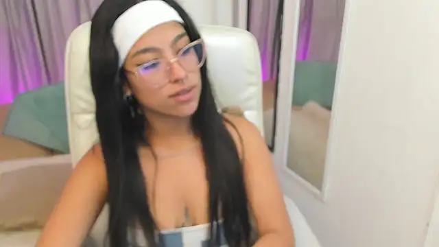 Claire Aristizabal  online show from 11-19-25, 08:42