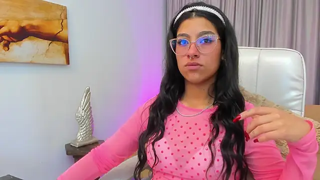 Claire Aristizabal  online show from 11-21-25, 04:11