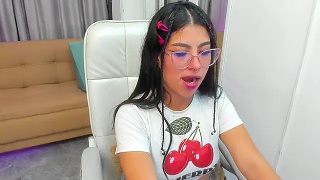 Claire Aristizabal  online show from 12-02-25, 08:04