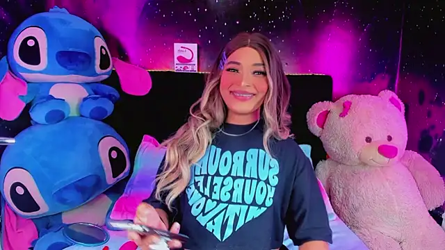 Snapshot of Alexiia_Sanchez chatting on 10-22-25, 05:13 Alexiia Sanchez online show from 10-22-25, 05:13