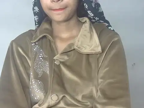 Snapshot of Bhan3 chatting on 12-17-25, 12:00 Bhan3 online show from 12-17-25, 12:00