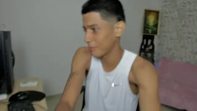 Snapshot of santos_desire chatting on 10-25-25, 03:25 santos desire online show from 10-25-25, 03:25