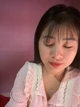 Snapshot of o-one-o chatting on 12-17-25, 10:27 o-one-o online show from 12-17-25, 10:27