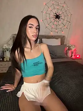 Snapshot of LuxBrunette- chatting on 10-24-25, 05:48 LuxBrunette- online show from 10-24-25, 05:48