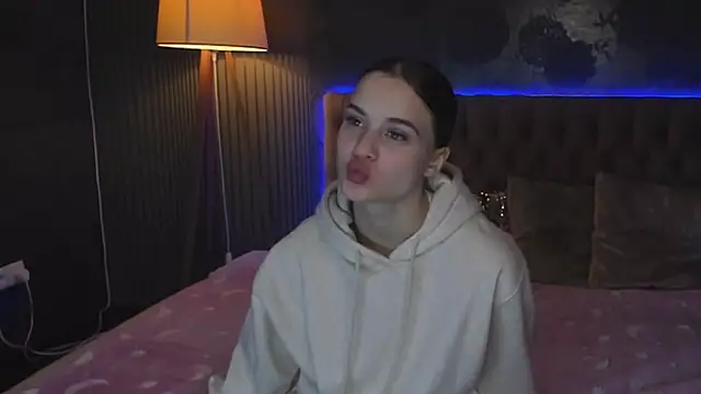 Snapshot of LuisaClover chatting on 11-09-25, 01:31 LuisaClover online show from 11-09-25, 01:31