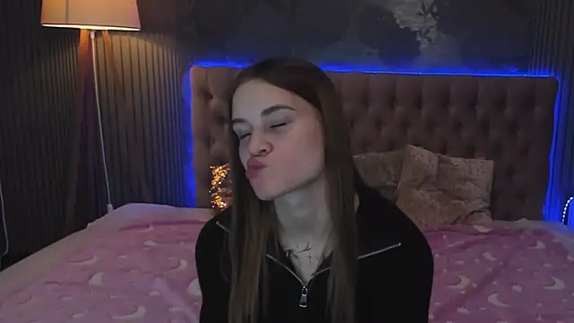 Snapshot of LuisaClover chatting on 11-10-25, 01:43 LuisaClover online show from 11-10-25, 01:43