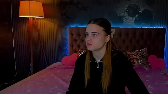 Snapshot of LuisaClover chatting on 11-28-25, 01:25 LuisaClover online show from 11-28-25, 01:25