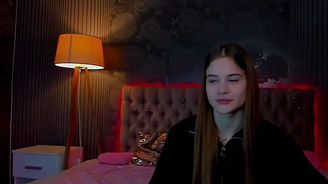 Snapshot of LuisaClover chatting on 11-29-25, 01:47 LuisaClover online show from 11-29-25, 01:47