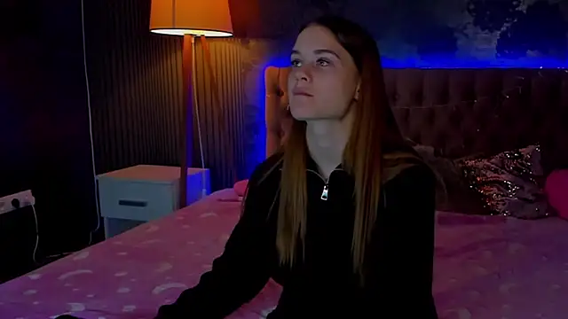 Snapshot of LuisaClover chatting on 11-30-25, 12:53 LuisaClover online show from 11-30-25, 12:53