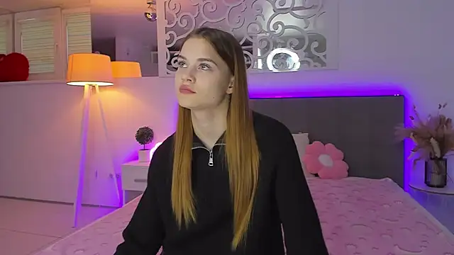 Snapshot of LuisaClover chatting on 12-02-25, 01:17 LuisaClover online show from 12-02-25, 01:17