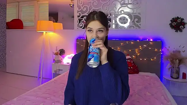 Snapshot of LuisaClover chatting on 12-16-25, 01:16 LuisaClover online show from 12-16-25, 01:16