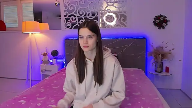 Snapshot of LuisaClover chatting on 12-19-25, 01:07 LuisaClover online show from 12-19-25, 01:07