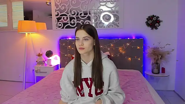 LuisaClover online show from 12-22-25, 01:08