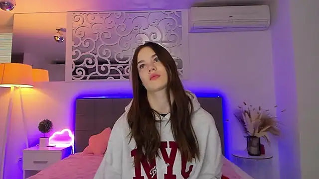 LuisaClover online show from 02-07-26, 01:15