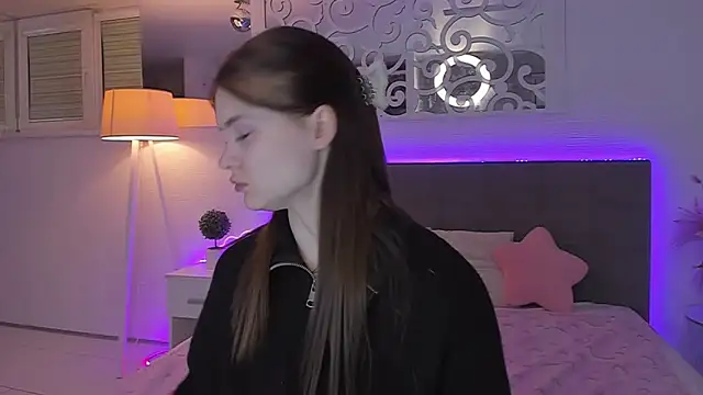 LuisaClover online show from 04-24-26, 06:21