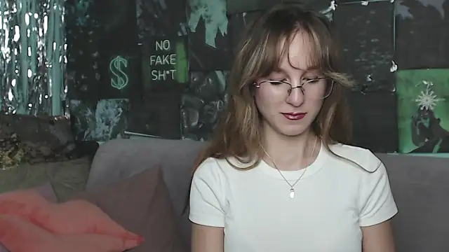 Snapshot of AlishaKellyi chatting on 10-30-25, 05:53 AlishaKellyi online show from 10-30-25, 05:53