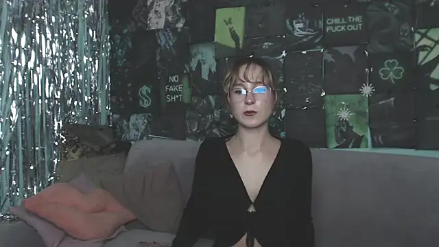 Snapshot of AlishaKellyi chatting on 11-01-25, 02:08 AlishaKellyi online show from 11-01-25, 02:08