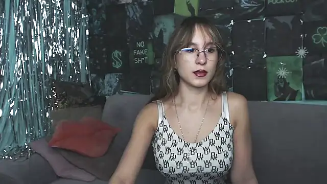 Snapshot of AlishaKellyi chatting on 11-11-25, 05:29 AlishaKellyi online show from 11-11-25, 05:29