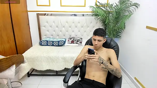 Snapshot of paul_ponce chatting on 01-17-26, 06:00 paul ponce online show from 01-17-26, 06:00