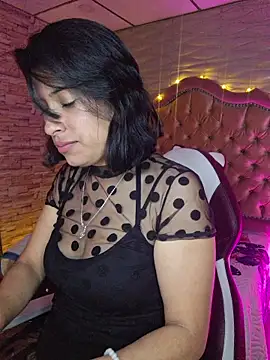 Snapshot of Roxanne_Han chatting on 11-23-25, 11:54 Roxanne Han online show from 11-23-25, 11:54