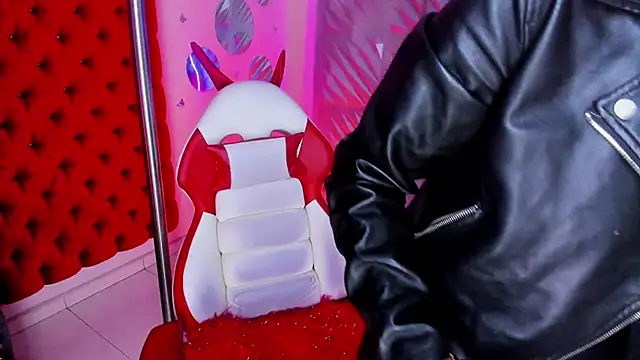 Roxanne Han online show from 04-22-26, 12:18