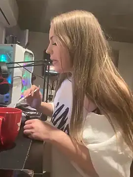 elliepixie online show from 12-23-25, 02:20