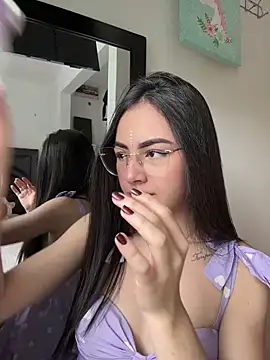 IslaCole online show from 10-28-25, 06:43