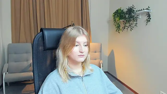 Snapshot of LisaRais chatting on 10-25-25, 09:28 LisaRais online show from 10-25-25, 09:28