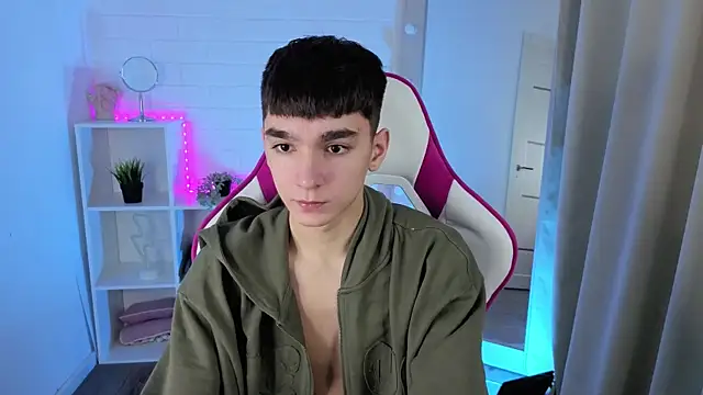 Snapshot of YamiTwink chatting on 11-22-25, 05:39 YamiTwink online show from 11-22-25, 05:39