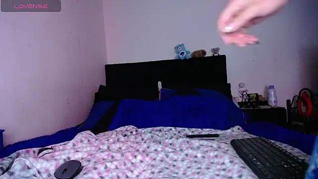 Snapshot of SharonSalazar chatting on 12-14-25, 04:29 SharonSalazar online show from 12-14-25, 04:29