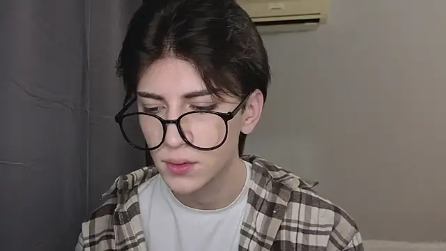 Oliver star boy  online show from 11-12-25, 06:41